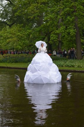 She even had assistants in the water.