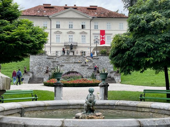 This fountain is at the end of a long walkway that has giant photos on either side, actually an exhibition that changes peroidically.