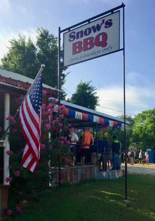 Snows is located in the middle of nowhere in a very small farming town about an hour from Austin. You really gotta want to go there, and people do!!!