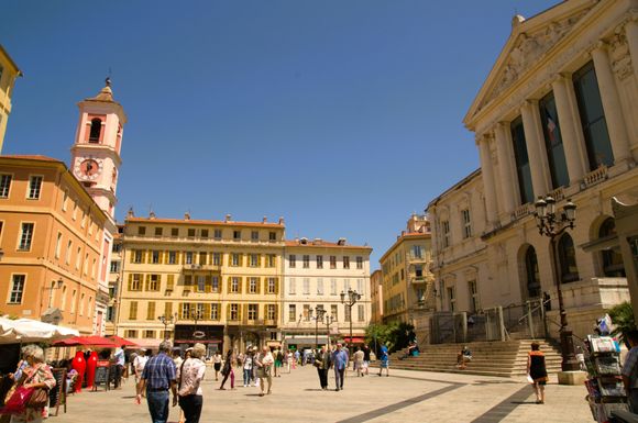 Palais de Justice stands on one of the busiest squares in Nice. It is located in the heart of the city, surrounded by numerous terraced restaurants as well as the Tour de l'Horloge, located next door.