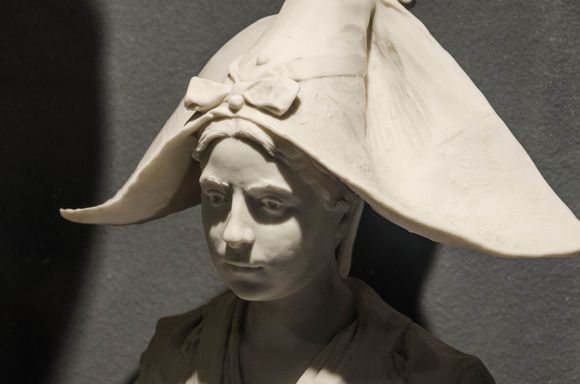 Depictions of women wearing traditional clothing were not hard to find in both provinces: Finistere (Quimper) plus Morbihan (Vannes).