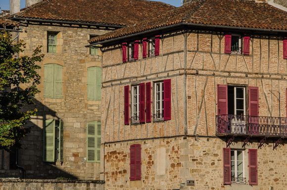 Red shutters. Green shutters.
