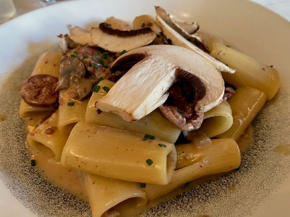 Rigatoni “Benedetto Cavalieri” sautes au figatellu et champignons @ La Cantine