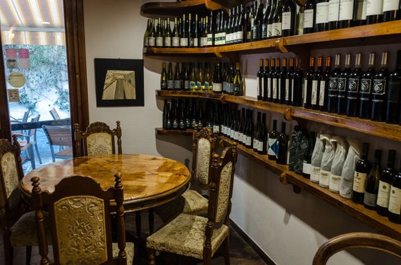 We enjoyed dinner at 3 places: *Aglio, Oilo & Pomodoro--circle that one. Outstanding A+. Near our Ponte rental. Second: Un Attimo di Vino Trapani-born Raimondo will do his best to create a special evening. He makes his own furniture (shown above, in Porto); Bisboccia bistro is down in Ponte by the bridge, next to their family bakery with its stone oven; patio enclosed in colder months.