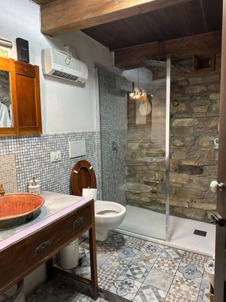 Bathroom at Martina's house, where we stayed:


https://www.tripadvisor.com/Hotel_Review-g1673147-d10516631-Reviews-The_Orangery_Retreat-Tursi_Province_of_Matera_Basilicata.html