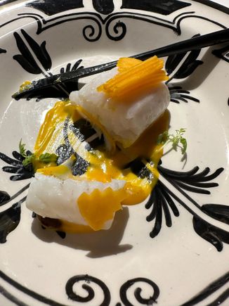 LUBINA curada, anchoa, BOTARGA y pepino encurtido