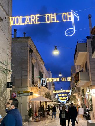 Lyrics, Volare, strung up along Via Roma