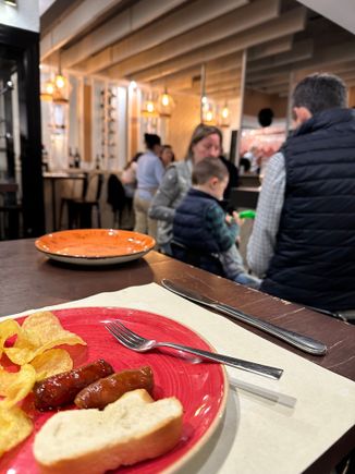 LA CATAPA, with txistorra and chips on my plate in foreground.