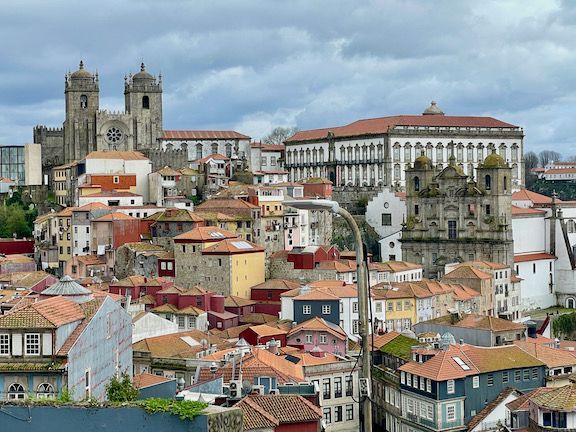 There's a great view over Porto from Miradouro da Vitória