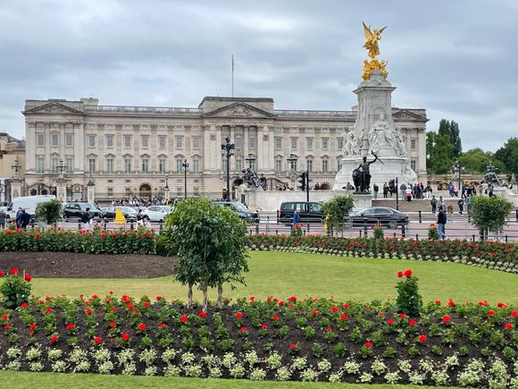 And this is how nice it looks in front of Buckingham Palace