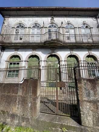 A fixer upper if interested in investing...