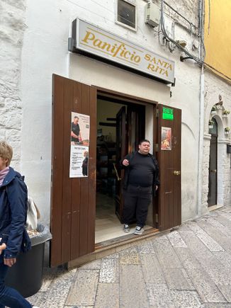 Rino announces the numbers to those who have taken tickets (pre-ordering seems to be ok)