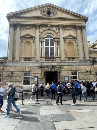 The start of the tour is in front of the Roman Baths, just to the left of this picture, there is a big sign, well marked.