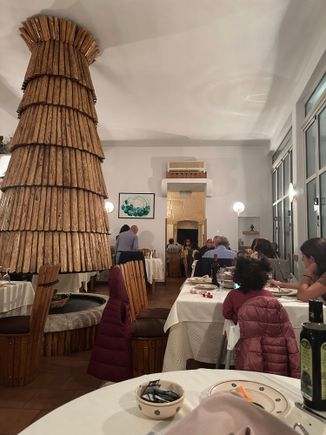 Interior detail of DA GINO--filled to the brim by 9:15pm