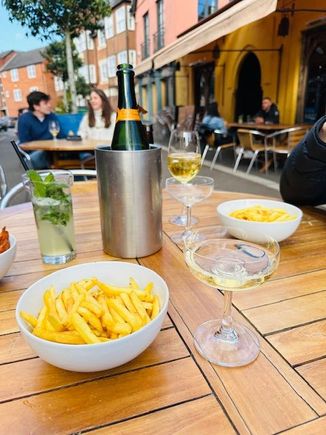 Chips and champagne stop in Oxford.