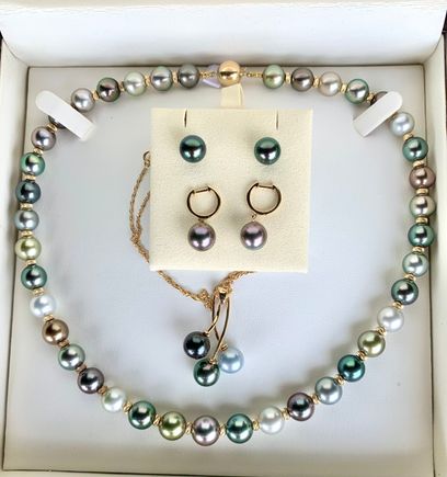 Don’t know which of Joyce’s heirs will end up with that necklace but she will be one very lucky lady!!!