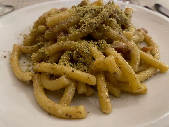 A couple of simple pasta dishes and some grilled vegetables at Trattoria del Galoso
