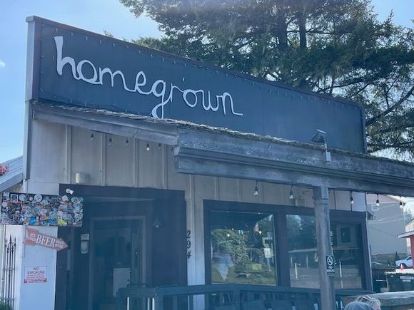 Right across the street is Homegrown.  We had started to walk into town and asked some locals where to go and they said go to Hometown, it's right across from the museum.  There is the standard Mo's down at the marina but we enjoyed our lunch.Bee