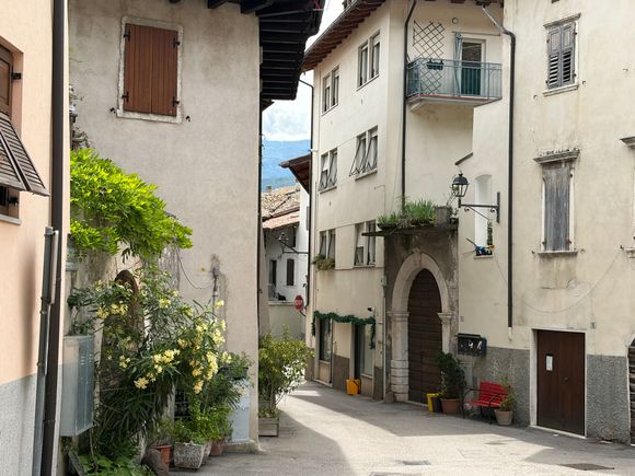 Isera, the narrow streets