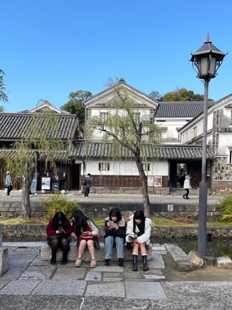 Girls on their phones, the same the world over