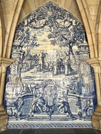 One of the many huge panels of blue tiles at the cathedral cloisters 