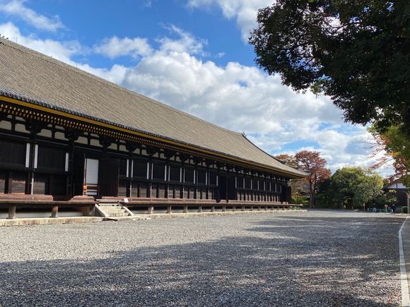 The long hall that houses the 1000 Kannons and guardian deities
