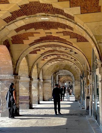 Colonnade , Place du Vosges