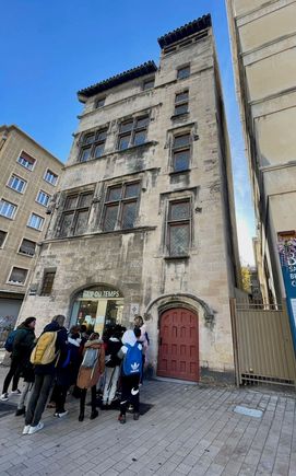 School children learning about the oldest house in Marseille: Hotel de Cabre ~1530