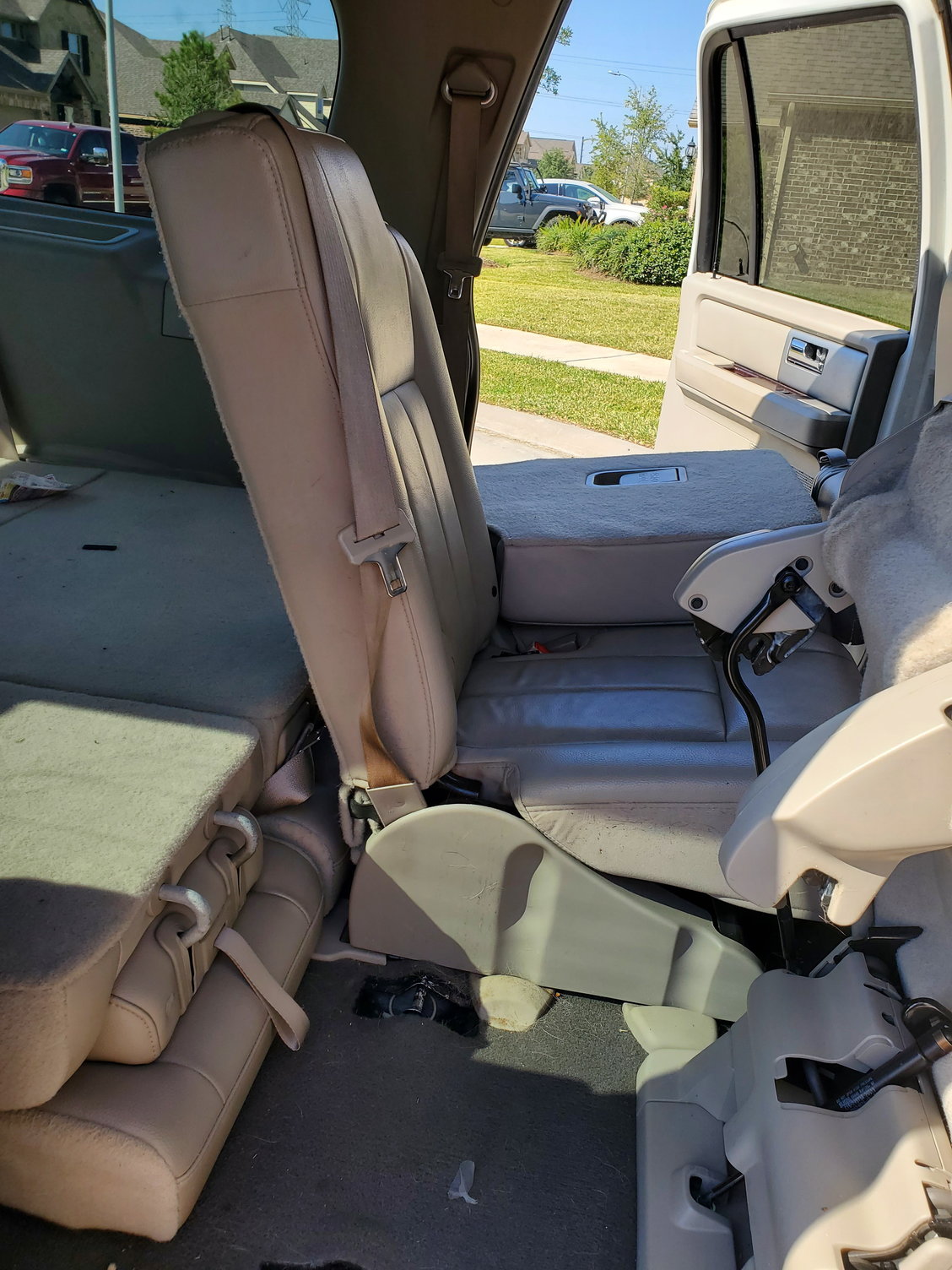 2020 Ford Expedition 2nd Row Middle Seat Removal