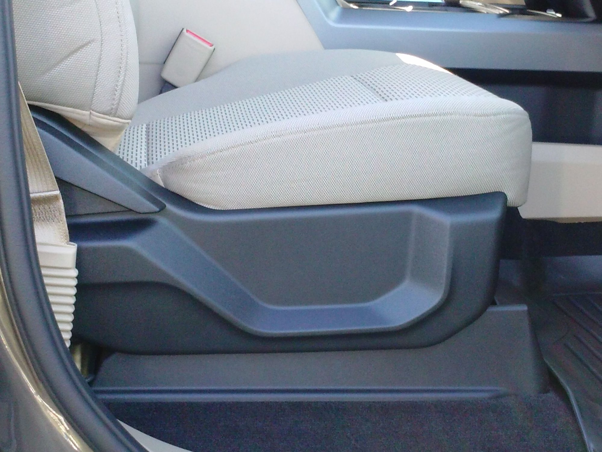 Does XLT Premium Package give you a power passenger front seat? - Ford
