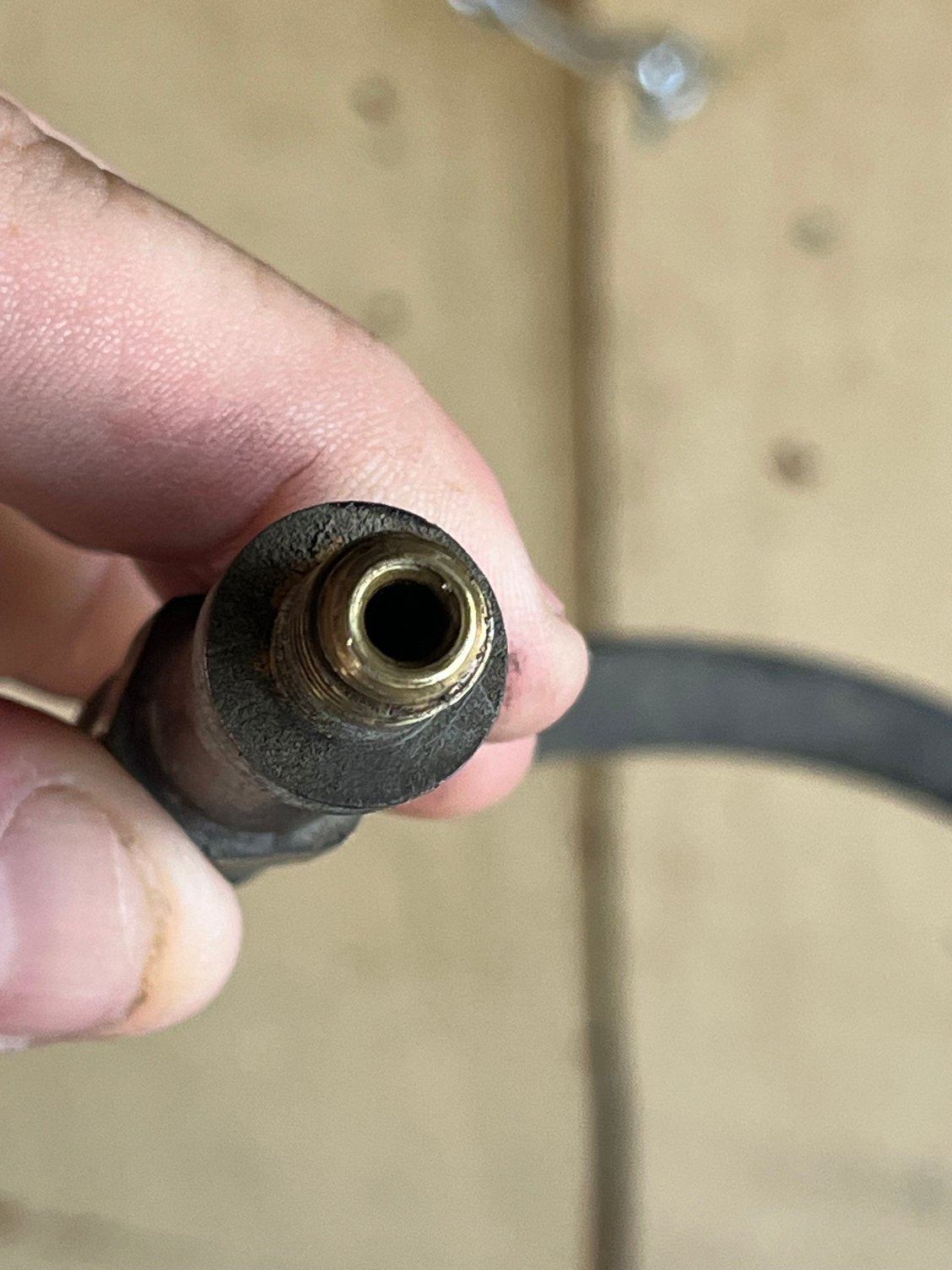This goes into the Tee block on front axle. It extends to Left wheel. Has a hard line (3/8� IF) connected to other end. Is it an AN or NPT fitting? (Alternate view of Pic 1)