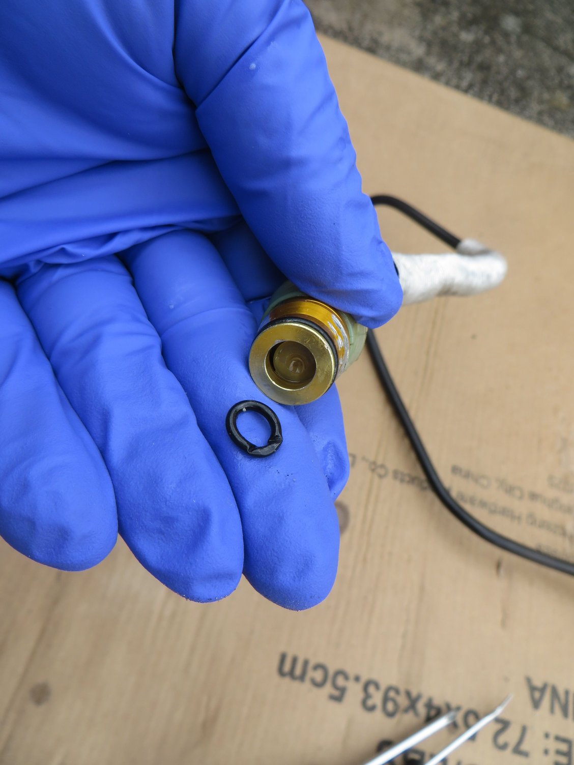 Problem O-ring with the master cylinder fitting as it ended up after removing the o-ring.