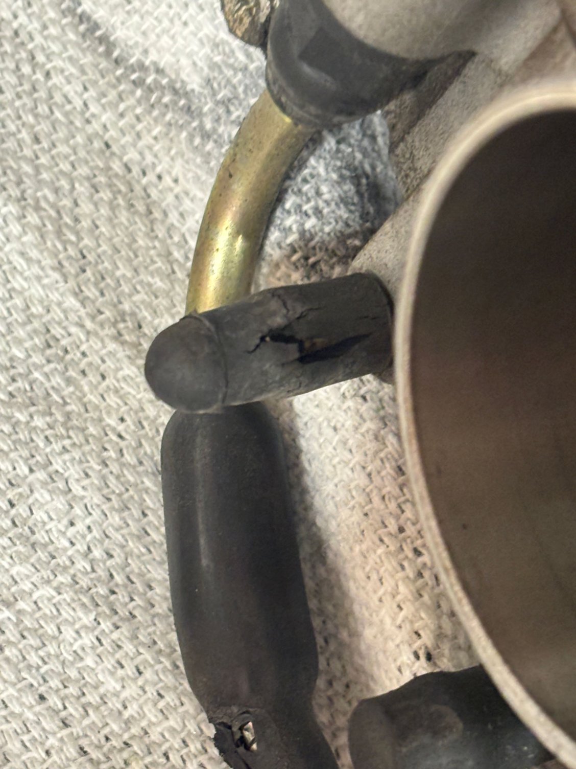 Vacuum plug on Mikuni deterioration