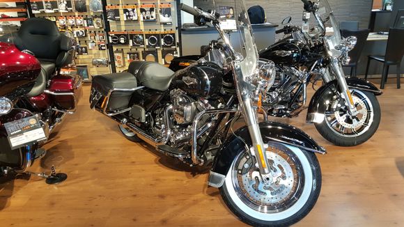 2016 Road King classic.  This is from the Kyoto Japan dealership.    Not for sale in the USA, but Japan has them.