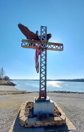 There were hundres of real bald eagles flying from Savanna, IL to Sabula, IA. 