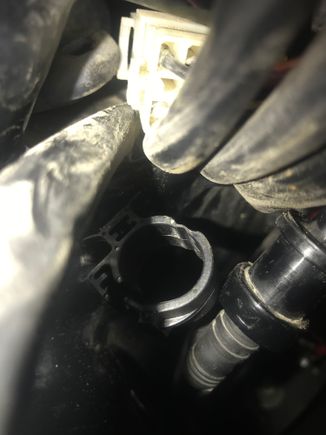 The wire for the signals goes past the the connector into the abyss 