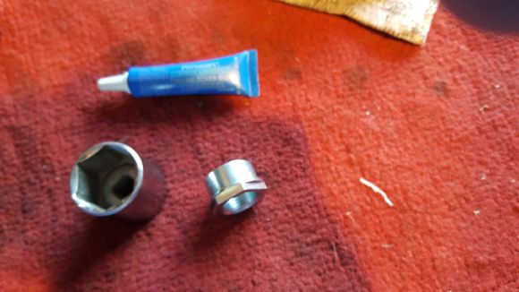 Blue locktight is your friend
This the 1" nut that secures the oil offset