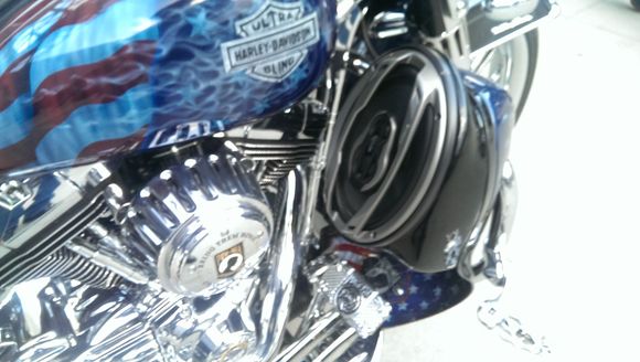 This is a cool setup.  6X9's in the lowers.   He also has a removable sub in a rear bag.   So he can take it out for trips!   Great sounding system!   Will have to discuss his components next time I see him.  Beautiful custom painted bike too!