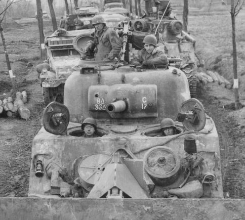A bunch of likely lads from the 8th Armored Division 1945 in their dozer tank . My inner hatches will be this type . Very hard to find good pictures of open hatches with vision blocks, handles and locking receivers all in one picture. 