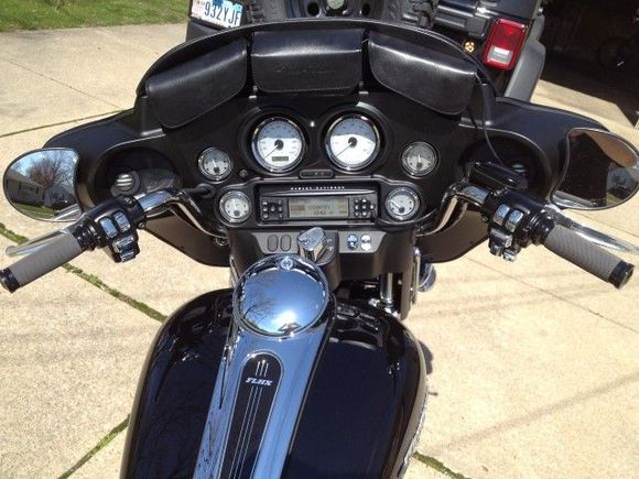 HD 3 pouch fairing bags, chrome button caps, chrome fairing rocker switches, Boom! fairing speakers