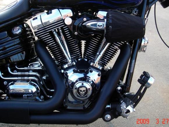 ENGINE RIGHT
103" w/ Low-End Cams, Milled and Ported Heads
H-D Brake Lever and Kuryakyn Foot Pegs 
H-D Heavy Breather Intake w/ Custom Skull Accent
HotTopper Covers and Skull Front Horn Cover