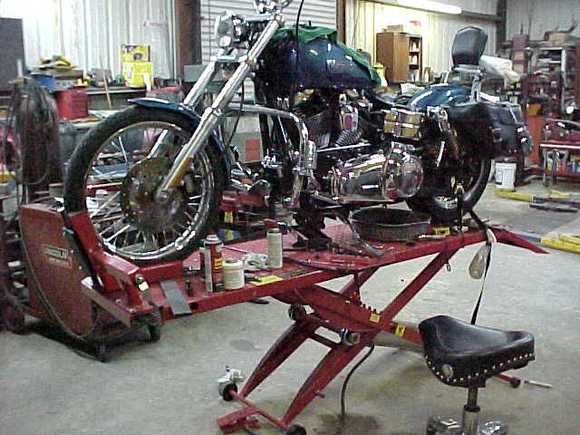 Harbor Freight lift modifyed
was on sale $399.00 20% off 1200lb air lift
5" chanel added to front for wide glide
tab for jiffy stand