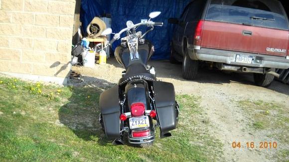 turned my fishtails sideways due to interference with the bags till i could get a longer set, these came with the vance and hines headpipes i bought here in the forums, but so many people commented on how they like it this way, i gonna run it awhile