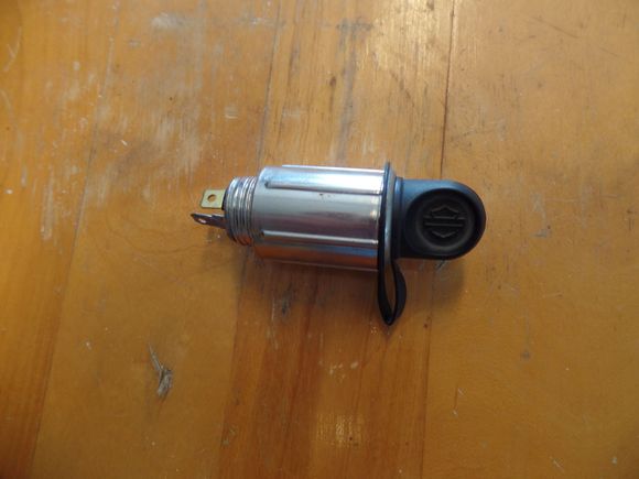 12 V power port from inner fairing