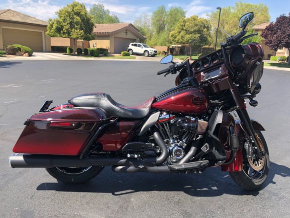 2018 CVO Ultra Limited; Burgundy Cherry, Sunglo Fade