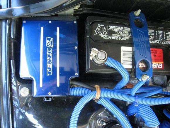 FUSE BOX AND BATTERY STRAP