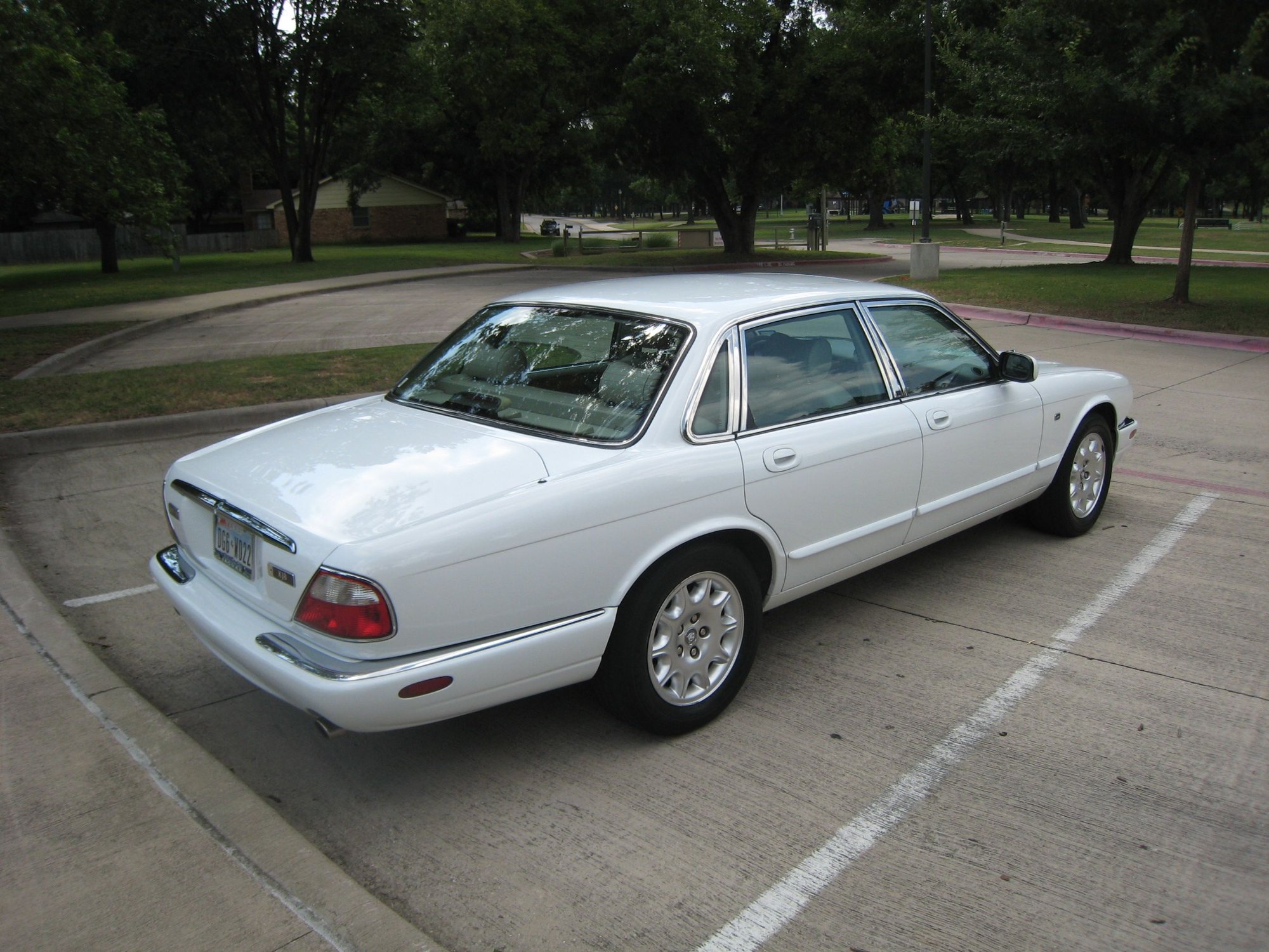 2000 Jaguar XJ8 - 2000 Jaguar XJ8 up for adoption - Used - VIN SAJDA14C5YLF08214 - 121,000 Miles - 8 cyl - 2WD - Automatic - Sedan - White - Fort Worth, TX 76112, United States