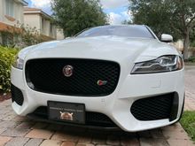 Drill-free plate holder mounts to lower mesh grill.