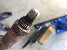 XJ-S has a Oxygen sensor for each bank. The condition of these sensors are not good.Because these color was white. This means the possiblity of high temperature condition when sparking in cylinders.