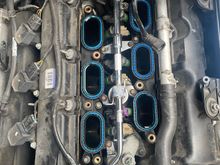 Redone the whole thing
Lower gaskets swell and it’s a challenge to stick em back in the slots…
So I’ve installed the brand new gaskets on the injectors then connected them to the rail then connected the switches with zip-ties then attached the 2 ‘manifold gasket holders to the rail with 6 injectors pointing in the right direction the screwed the rail into these ‘gasket holders’ then attached the whole thing to the engine and screwed it in 🛠️